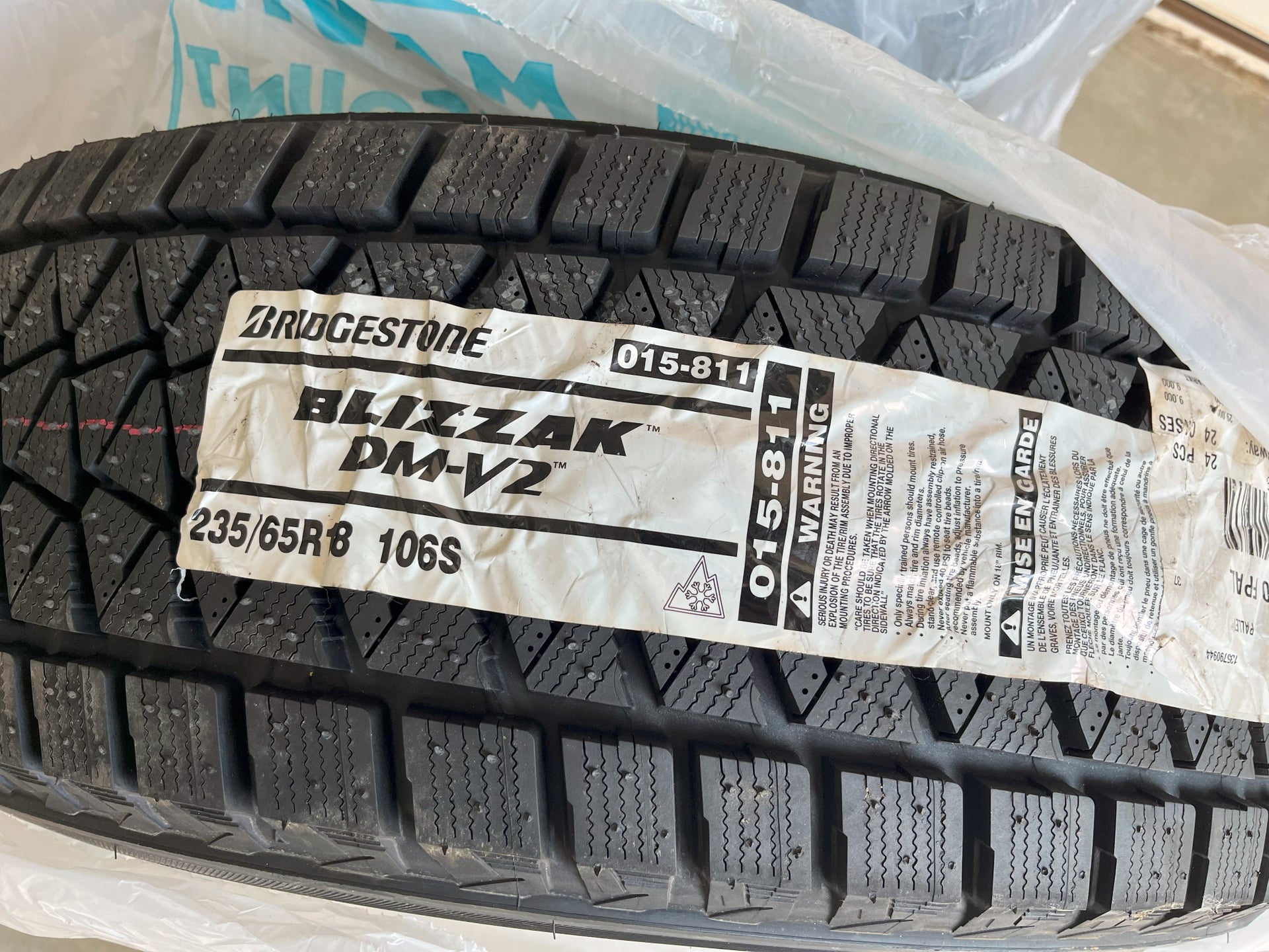 Brand New: 4x Bridgestone Blizzak DM-V2 Winter Tires, 235/65R18